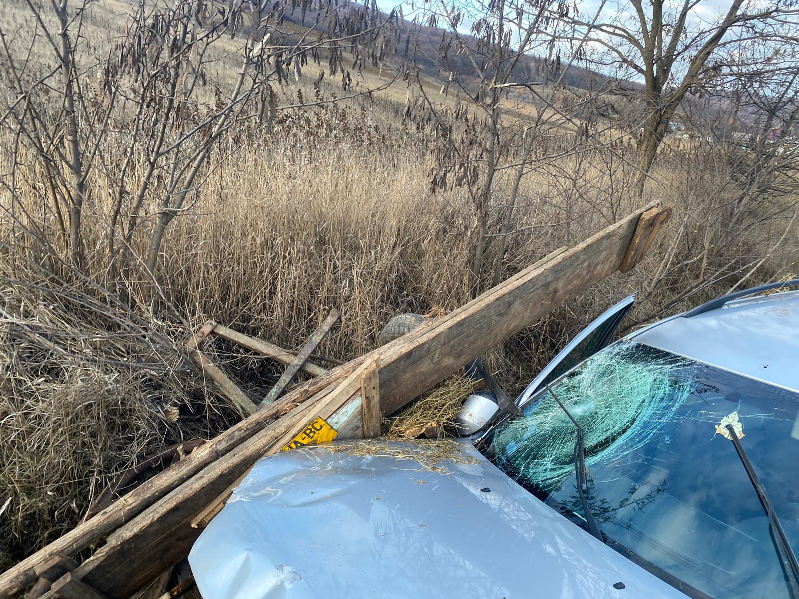 (FOTO) Bacău: Şase persoane au fost rănite în urma coliziunii dintre un autoturism şi o căruţă, la Plopana