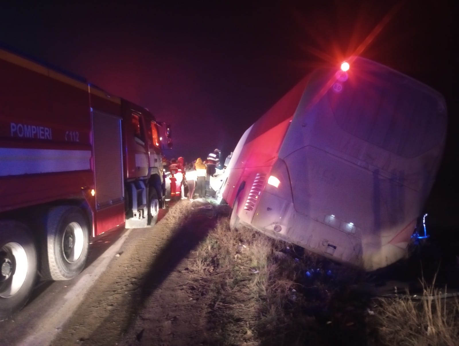 (FOTO) Iaşi: Accident rutier la Bohotin, între un autobuz şi un autoturism; o persoană a murit