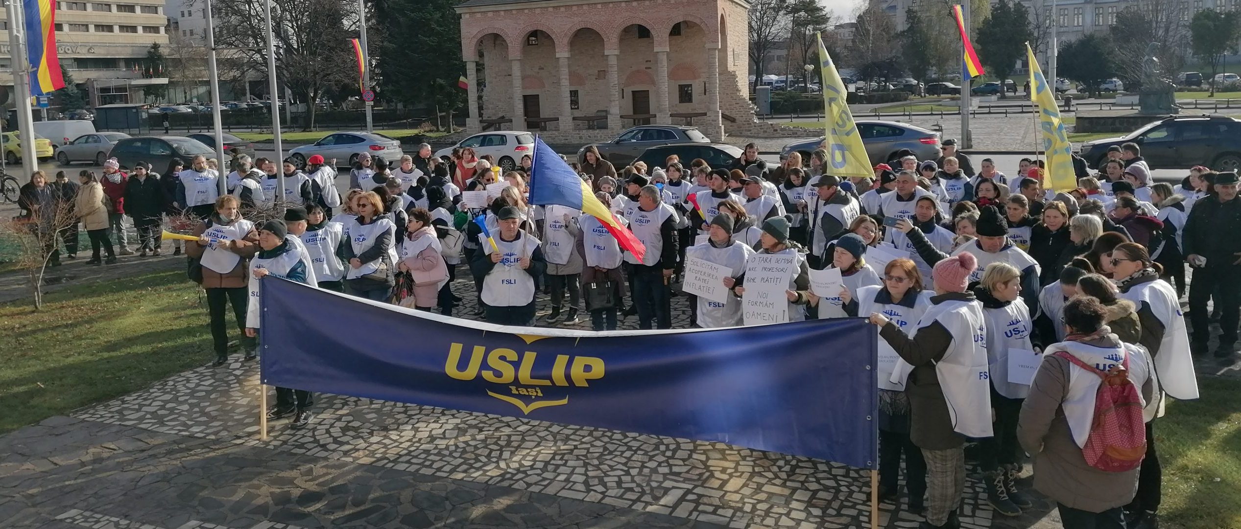 (AUDIO) Iași: Peste 200 de angajați din educaţie au protestat, astăzi, timp de o oră, în fața Prefecturii