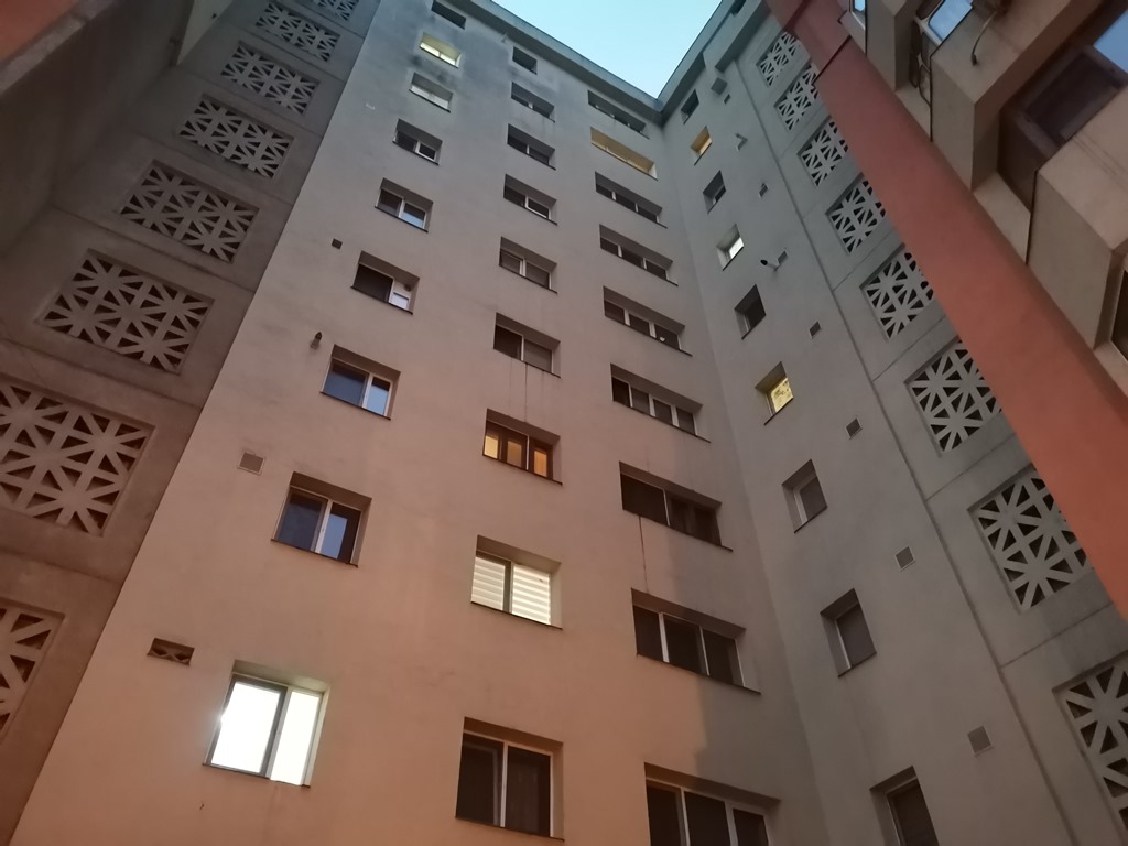 Vrancea: Un tânăr şi patru minori au suferit atacuri de panică după ce apartamentul în care locuiau a luat foc