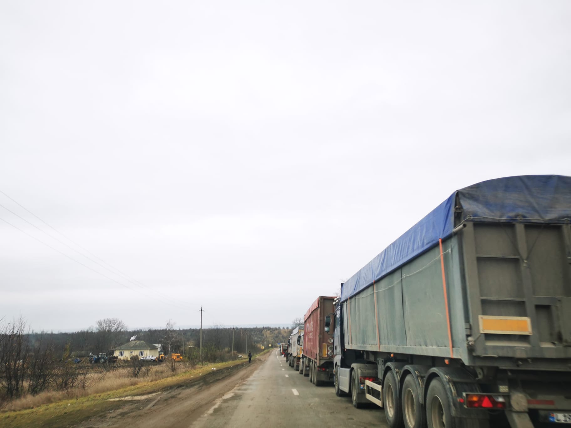 Un autotren din Ucraina a derapat într-un şanţ în Bălcăuţi (Suceava)