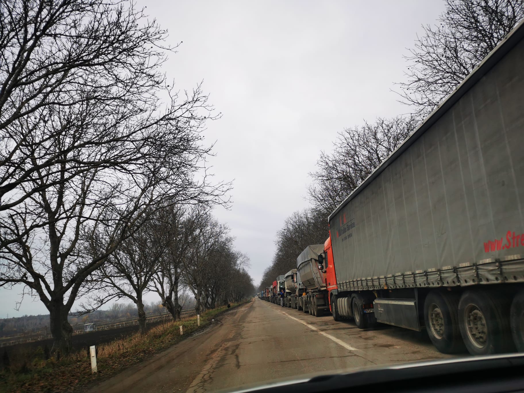 Suceava: Trafic întrerupt temporar la frontiera cu Ucraina; sistemul informatic ucrainean – afectat de pene de curent