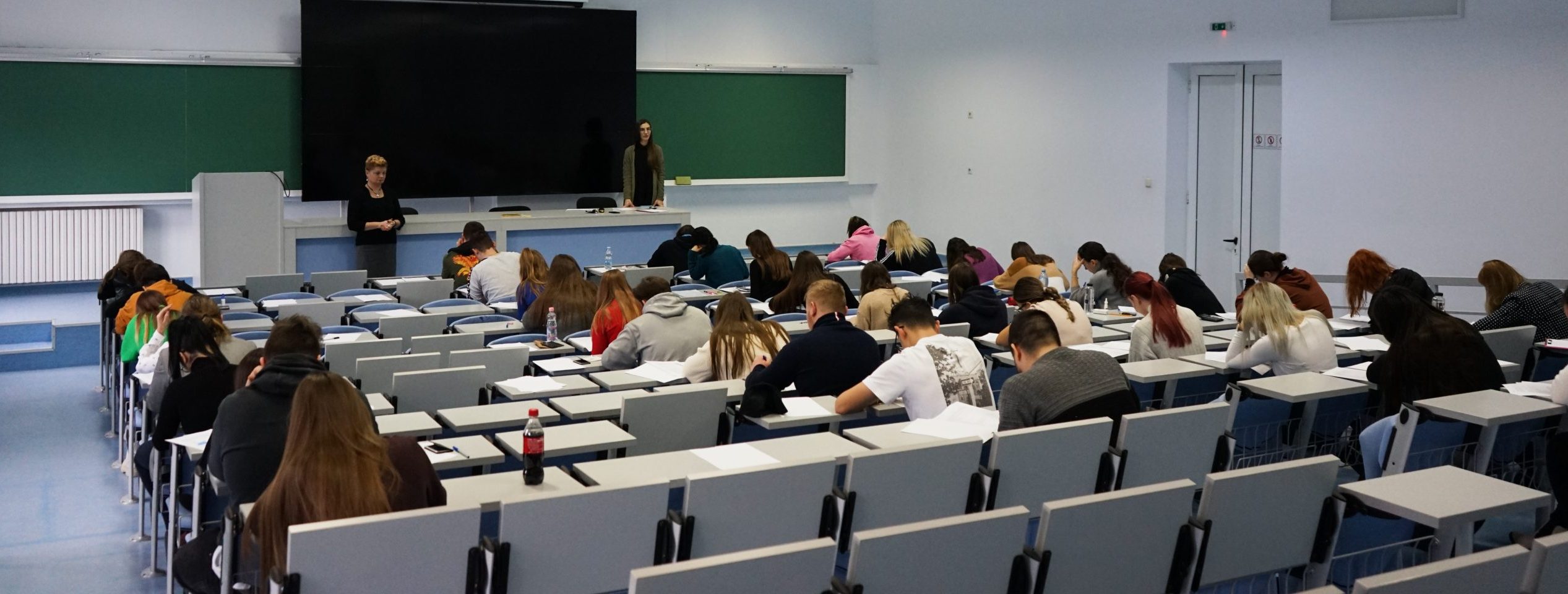 Peste 32.000 de candidaţi susţin proba scrisă la examenul de titularizare în învăţământul preuniversitar