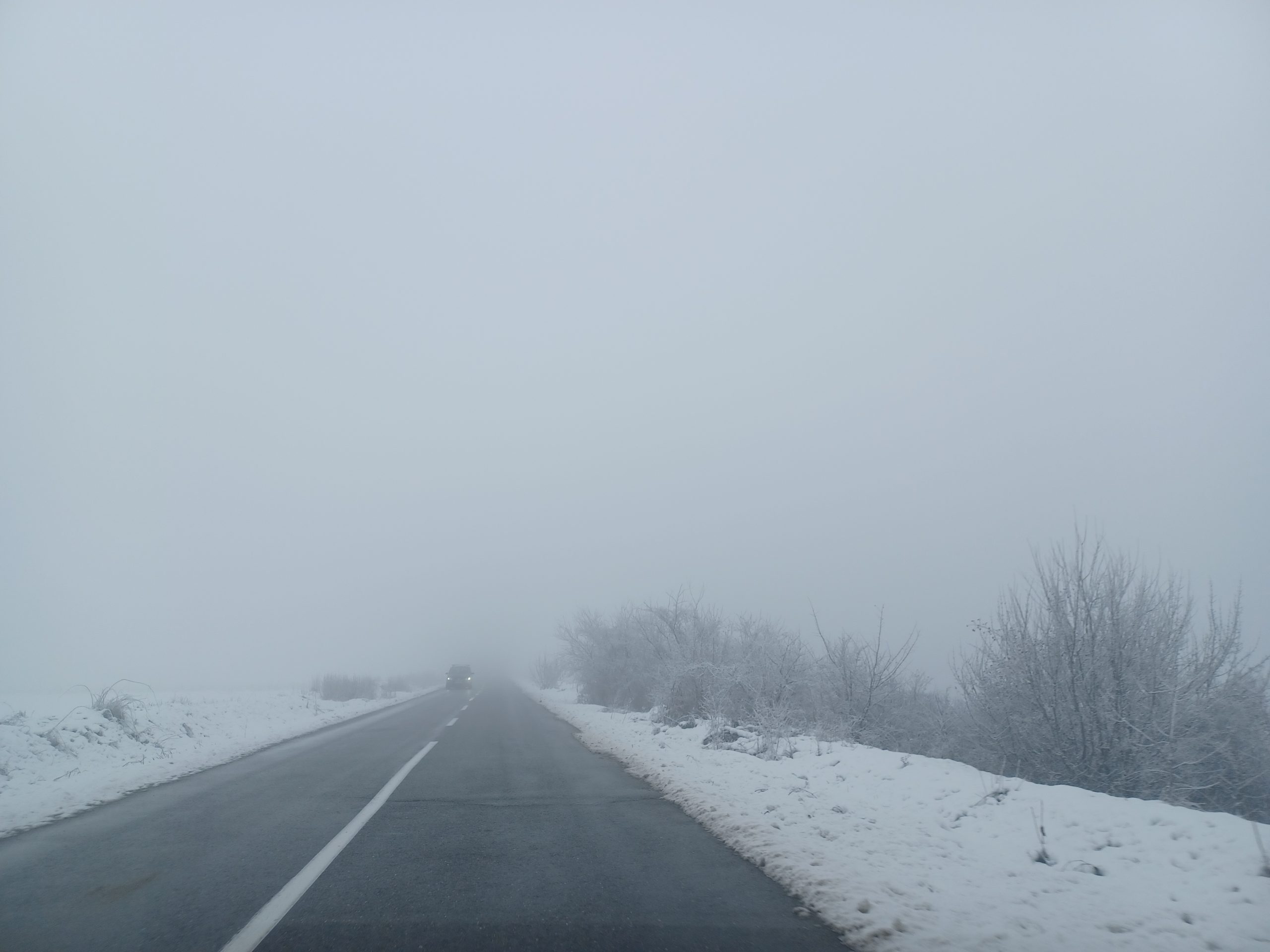 Neamţ: Pacienţi preluaţi de pompieri din localităţi înzăpezite; autoturisme blocate în nămeţi pe mai multe drumuri