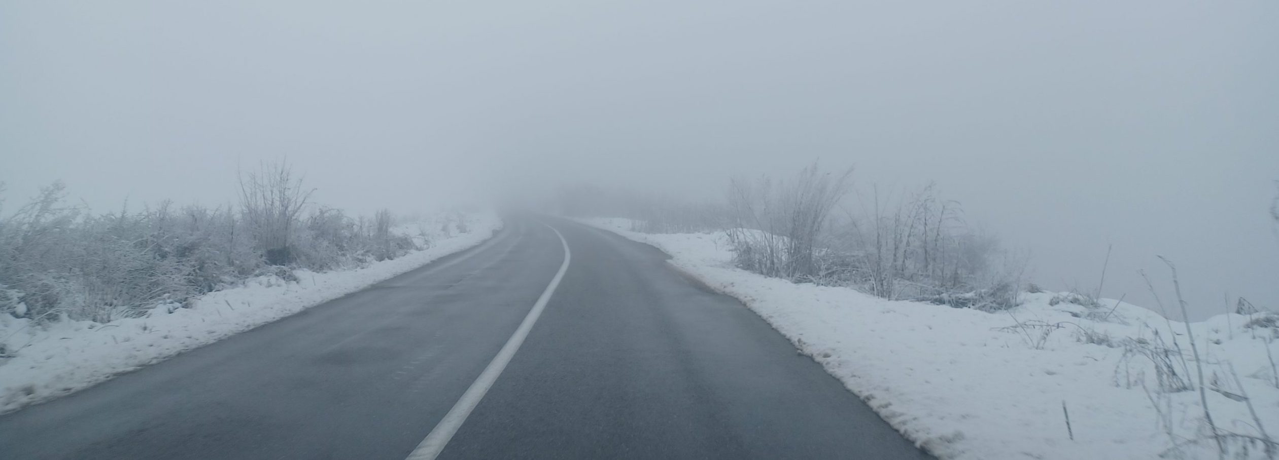 Toate drumurile naţionale şi autostrăzile sunt deschise circulaţiei, fiind ridicate şi restricţiile de tonaj