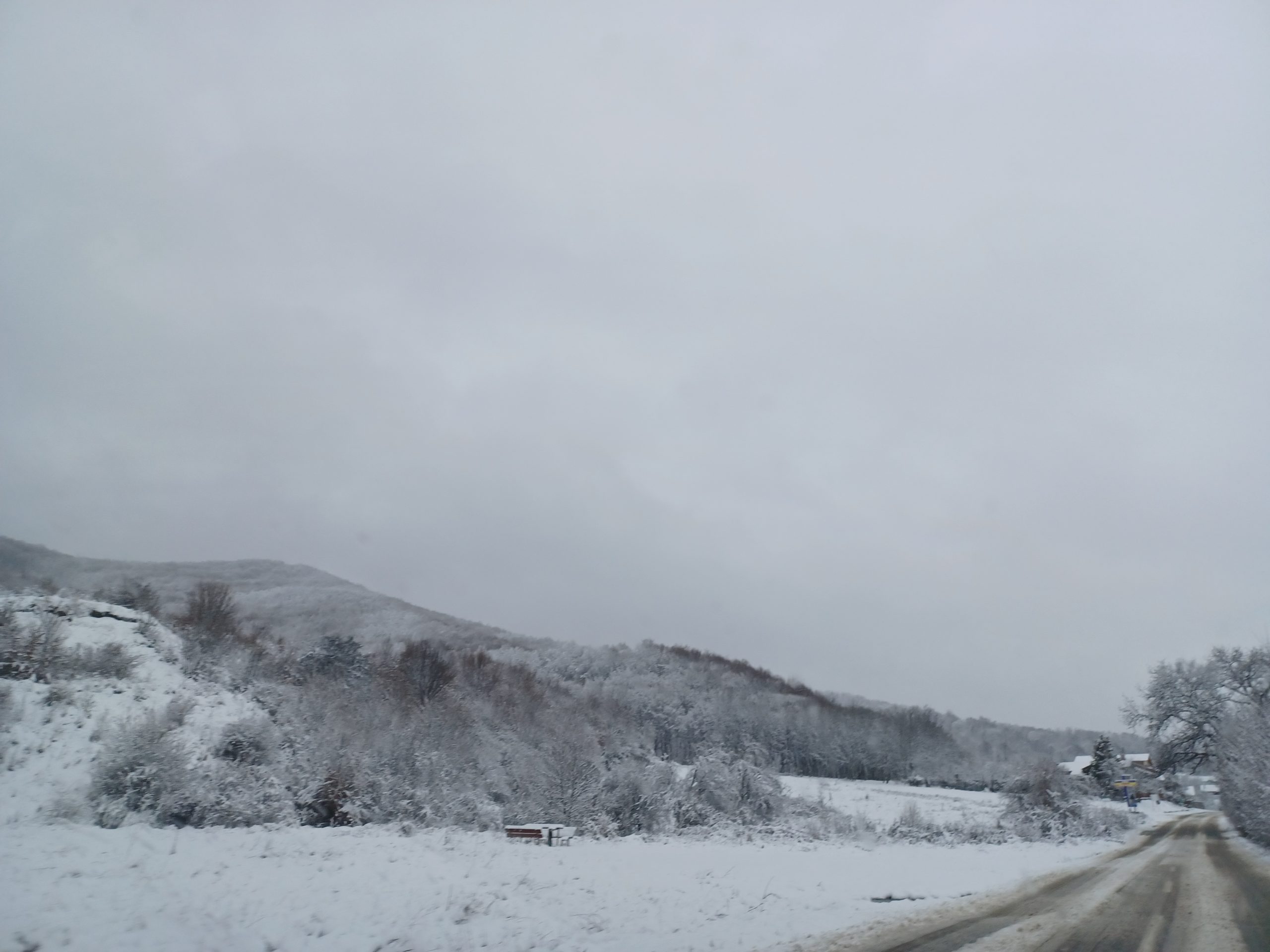 Circulaţia rutieră se desfăşoară în condiţii de iarnă în judeţul Botoşani, neexistând drumuri blocate