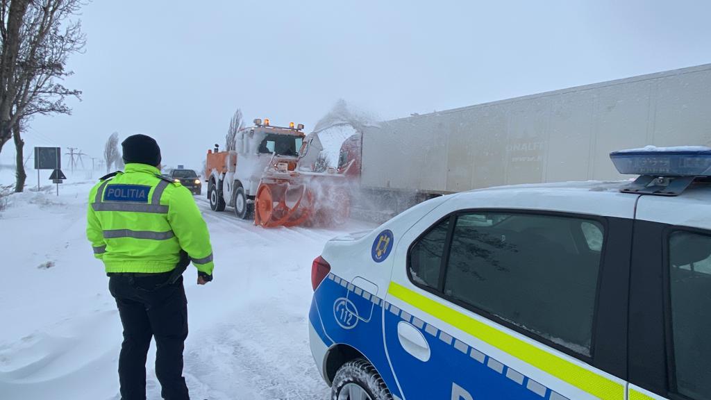 Două drumuri naţionale sunt blocate circulaţiei, din cauza condiţiilor meteo şi a efectelor vremii