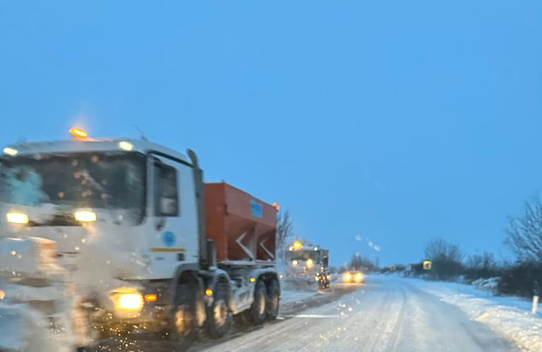 (AUDIO) Iaşi: Se închid 20 de tronsoane de drumuri judeţene, din cauza ninsorii