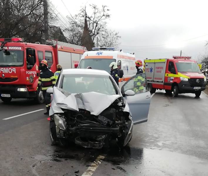 (FOTO) Suceava: Două persoane rănite după ce au intrat cu mașina într-un parapet