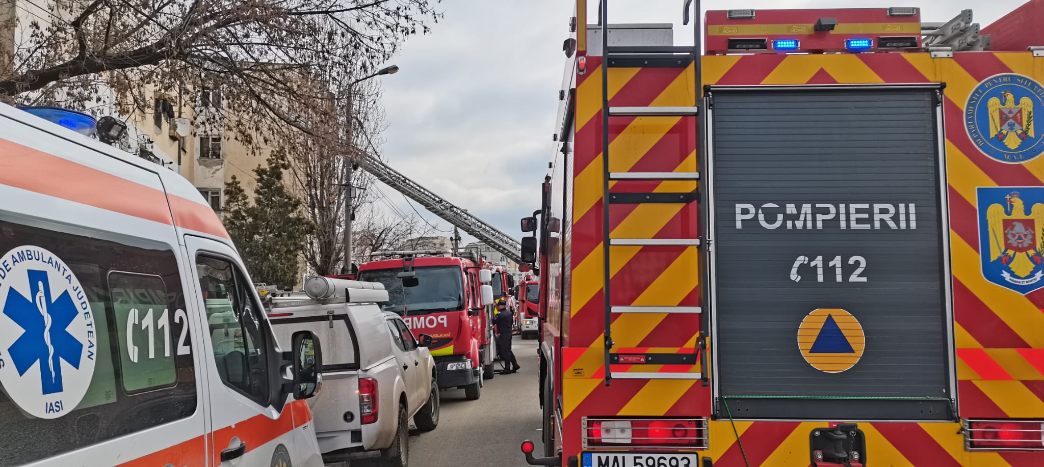 (AUDIO/VIDEO) Iaşi: Incendiu într-un bloc de pe strada Mitropolit Varlaam. O persoană a fost găsită carbonizată