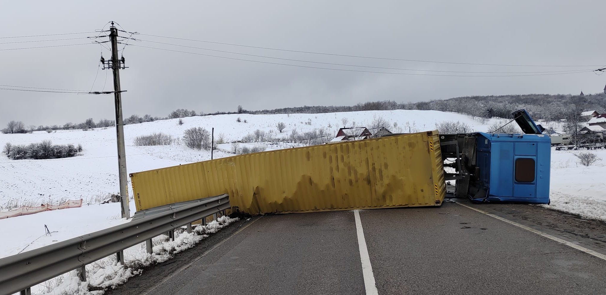 (UPDATE) Suceava: Trafic reluat pe DN2, după ce TIR-ul răsturnat a fost pus pe roţi, la Vadu Moldovei