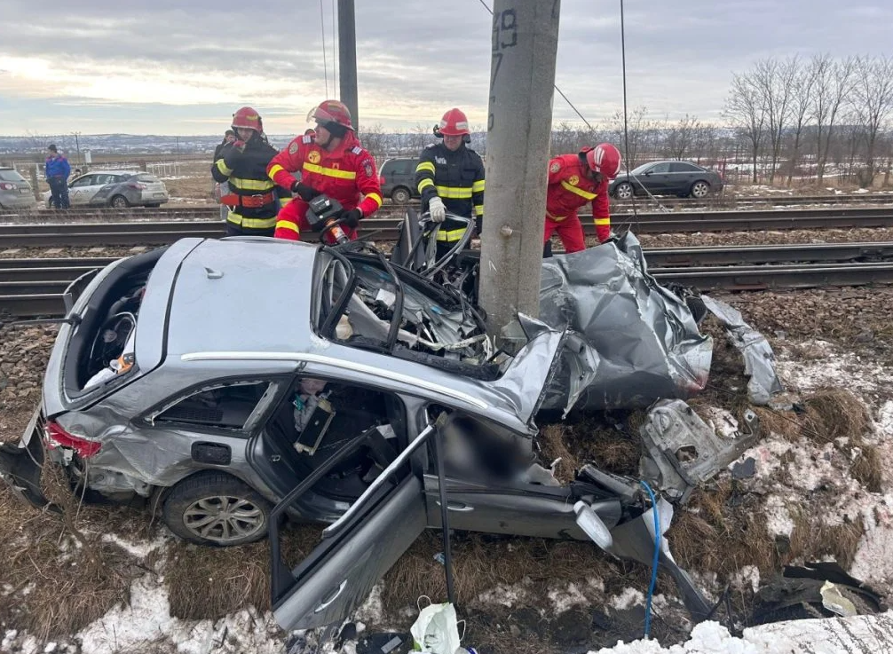 (UPDATE) Suceava: Doi morţi şi doi răniţi grav după coliziunea unui tren cu un autoturism, la Prelipca