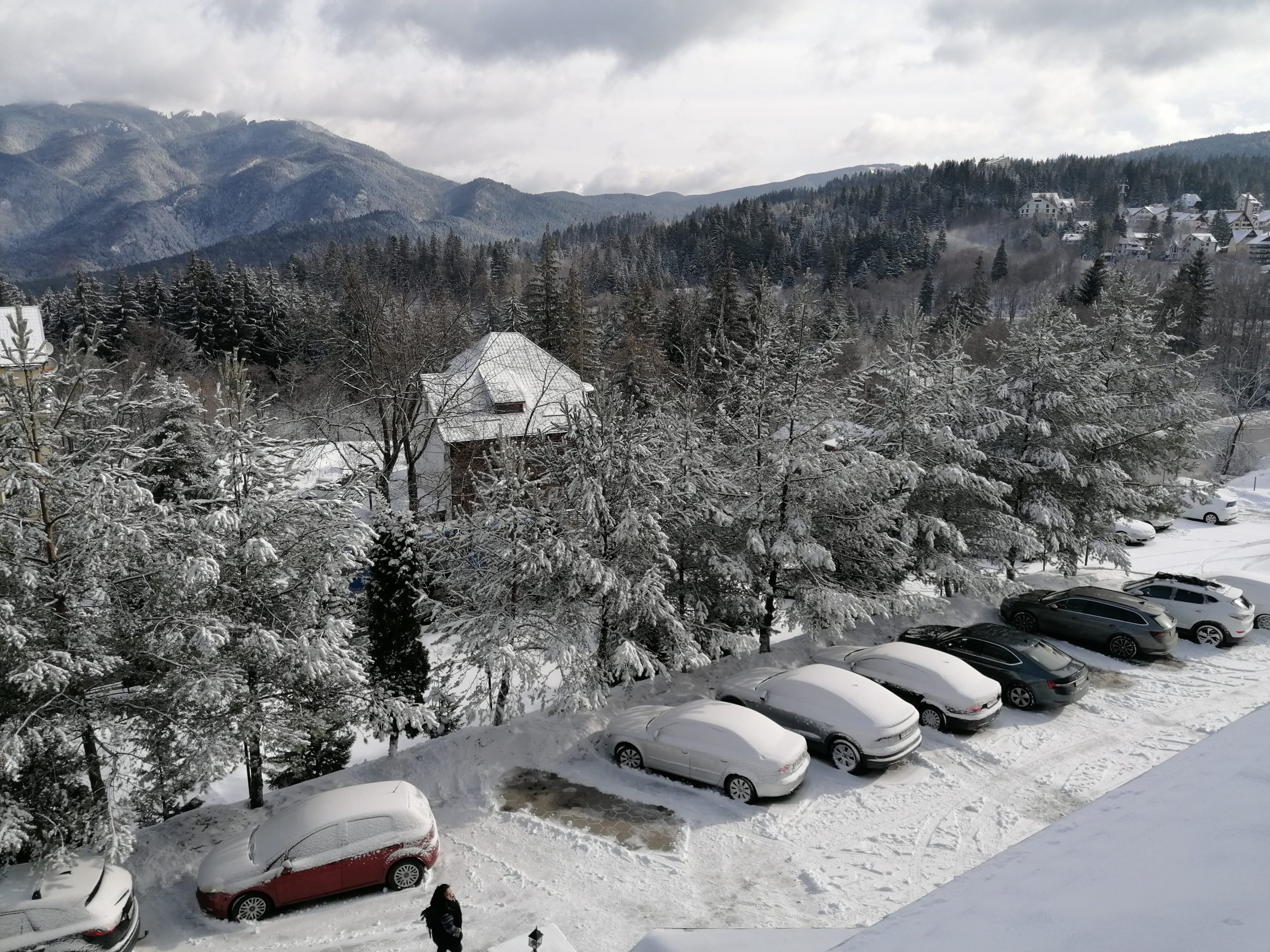 Circulație îngreunată în județul Suceava din cauza ninsorii abundente