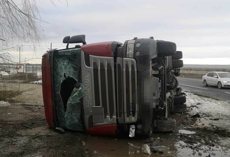 Vrancea: Un TIR încărcat cu acid clorhidric s-a răsturnat pe E 85, între Mărăşeşti şi Haret