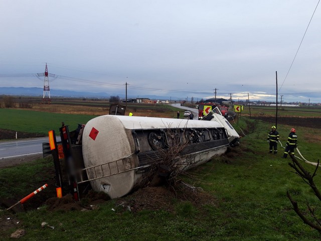 Suceava: O autocisternă cu 26 tone de motorină şi una cu apă, răsturnate pe E85, la Roşiori