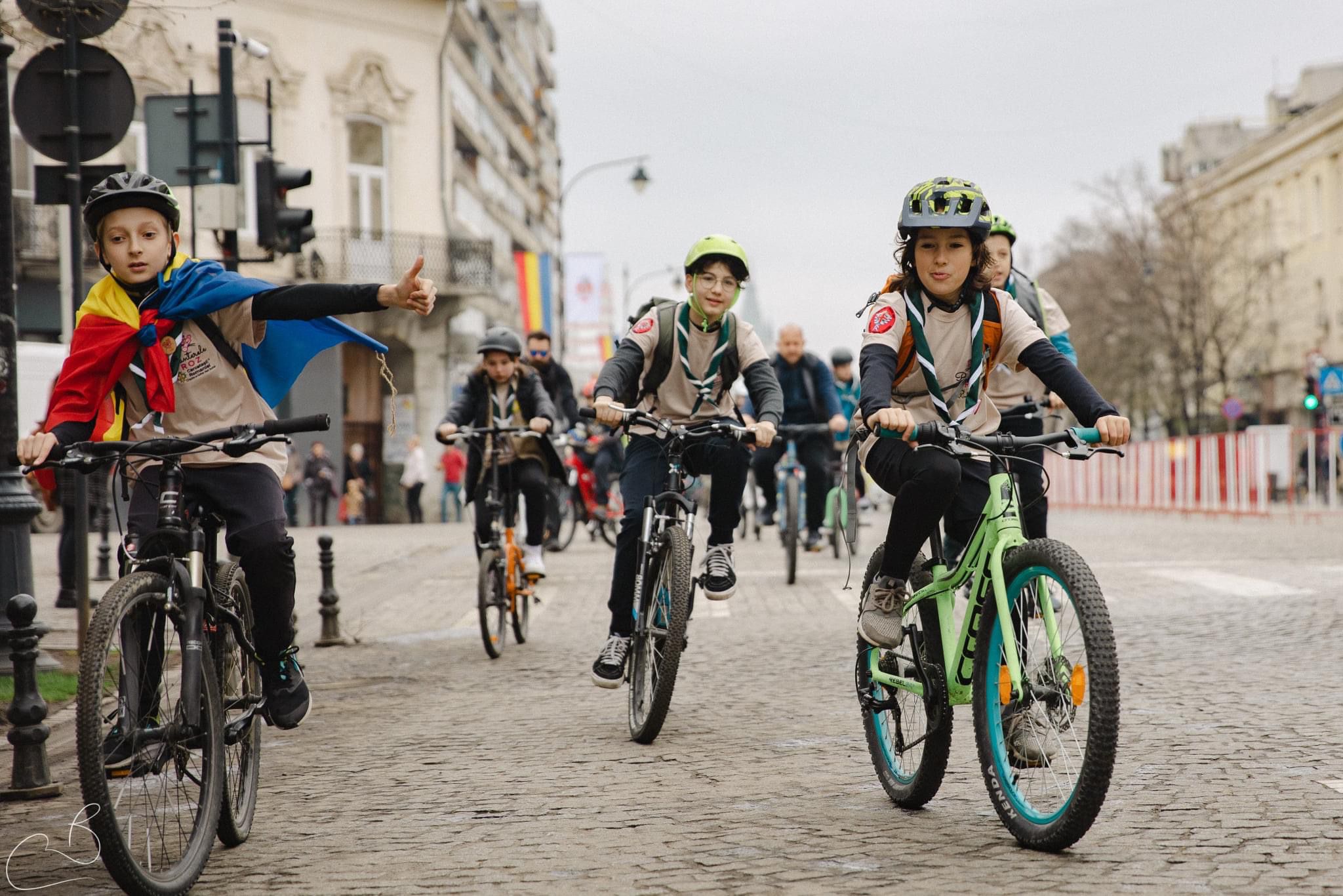 EȘARFA PE BICICLETĂ – Cel mai Lung Șir Cercetășesc de Biciclete