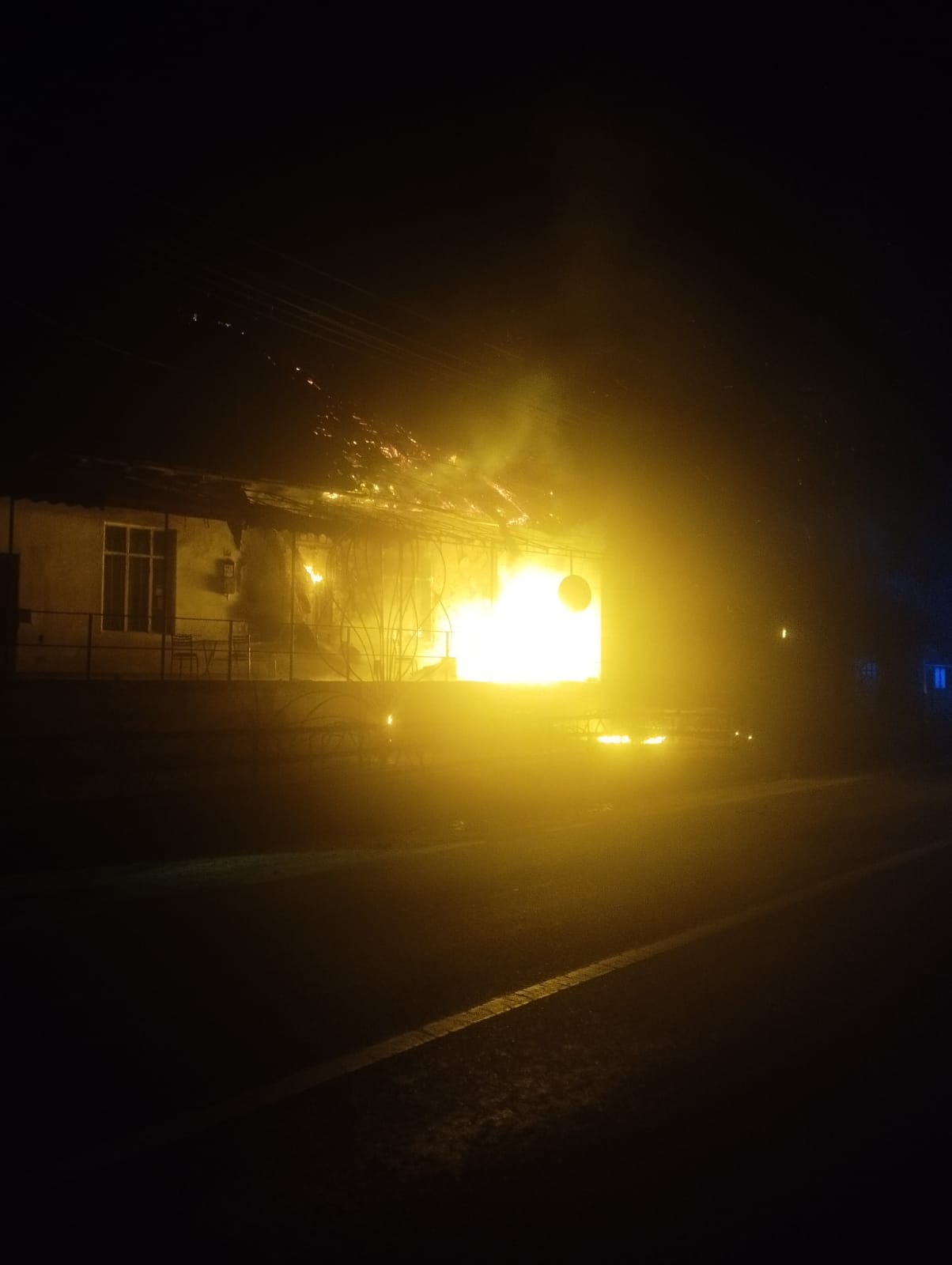 Neamţ: Un bărbat cu probleme psihice este autorul incendierii barului din localitatea Neagra