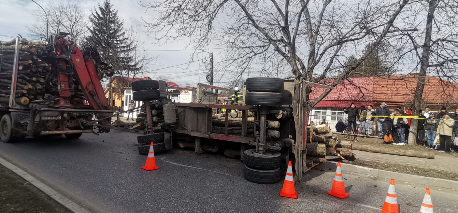 Pietoni răniți de o remorcă plină cu bușteni la Pașcani, jud. Iași