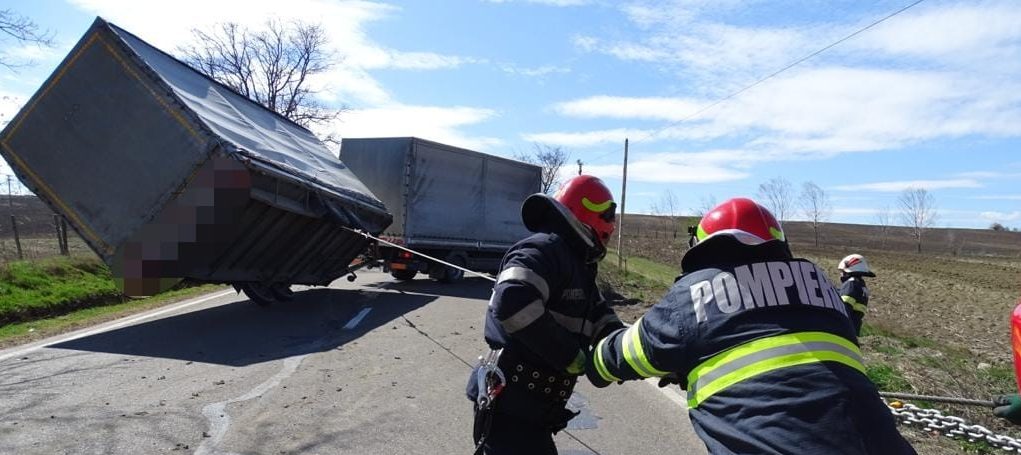 Botoşani: Una dintre remorcile unui camion care se deplasa pe DN 29C, răsturnată de vântul puternic