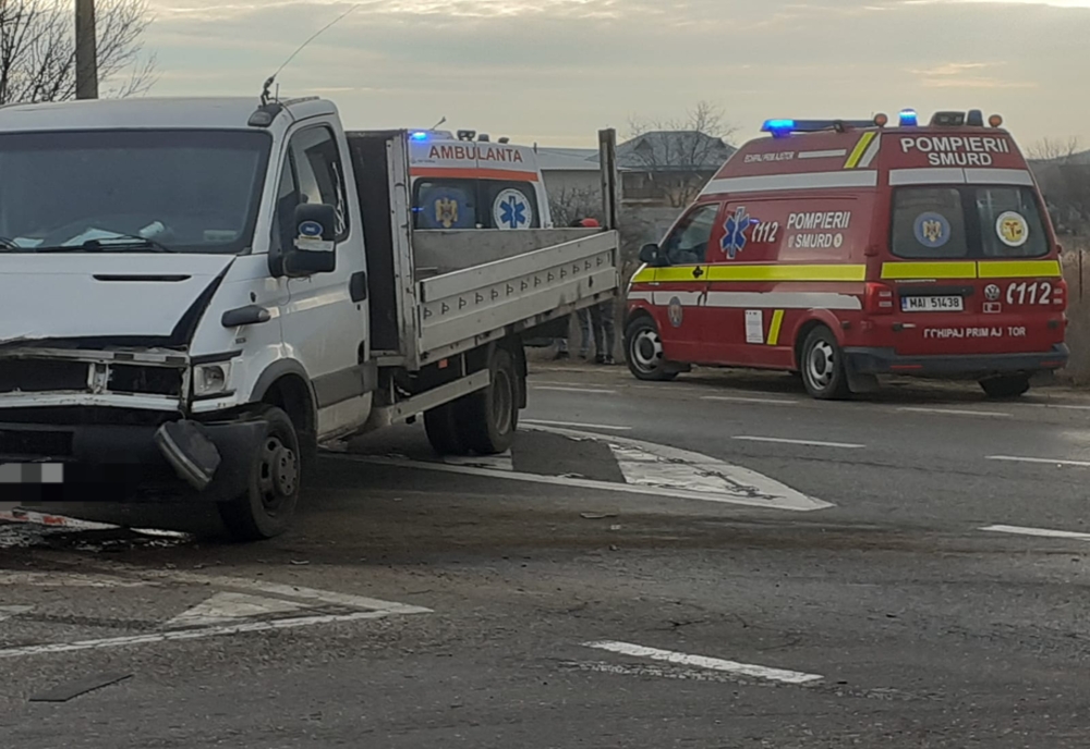 Vaslui: O camionetă şi un autoturism, implicate într-un accident la Simila; două persoane au ajuns la spital