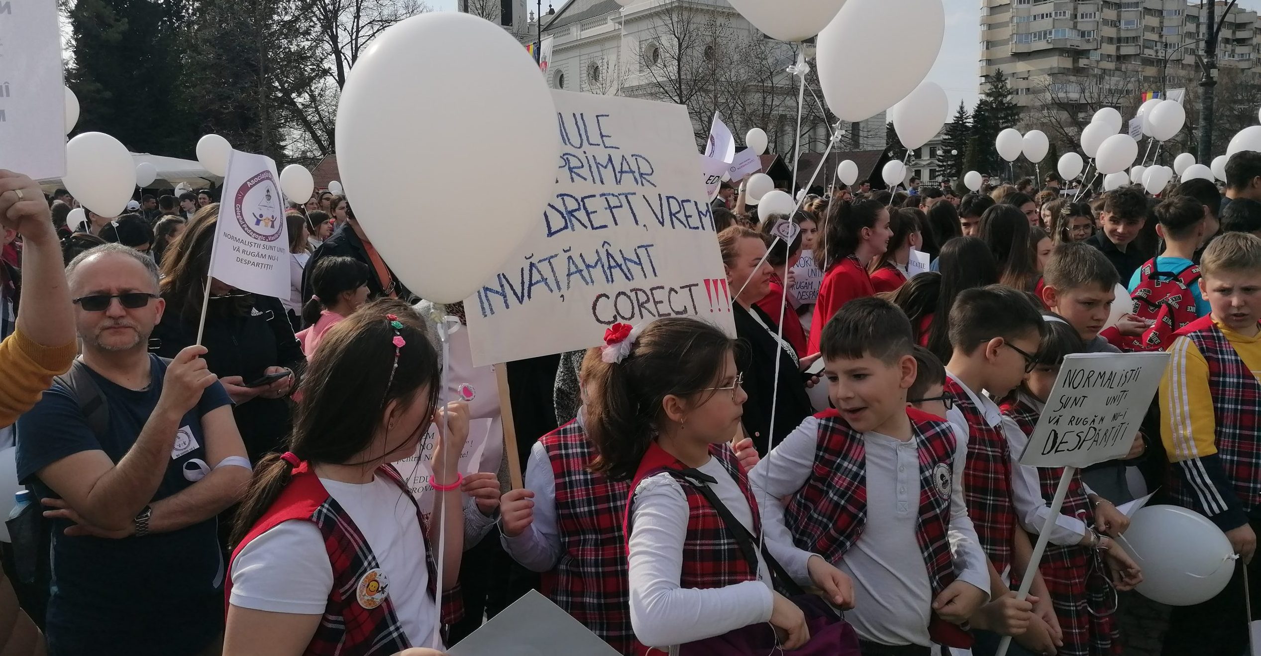 (AUDIO/VIDEO) Iași: Marș și protest al elevilor și părinților de la Colegiul Naţional Pedagogic „Vasile Lupu”