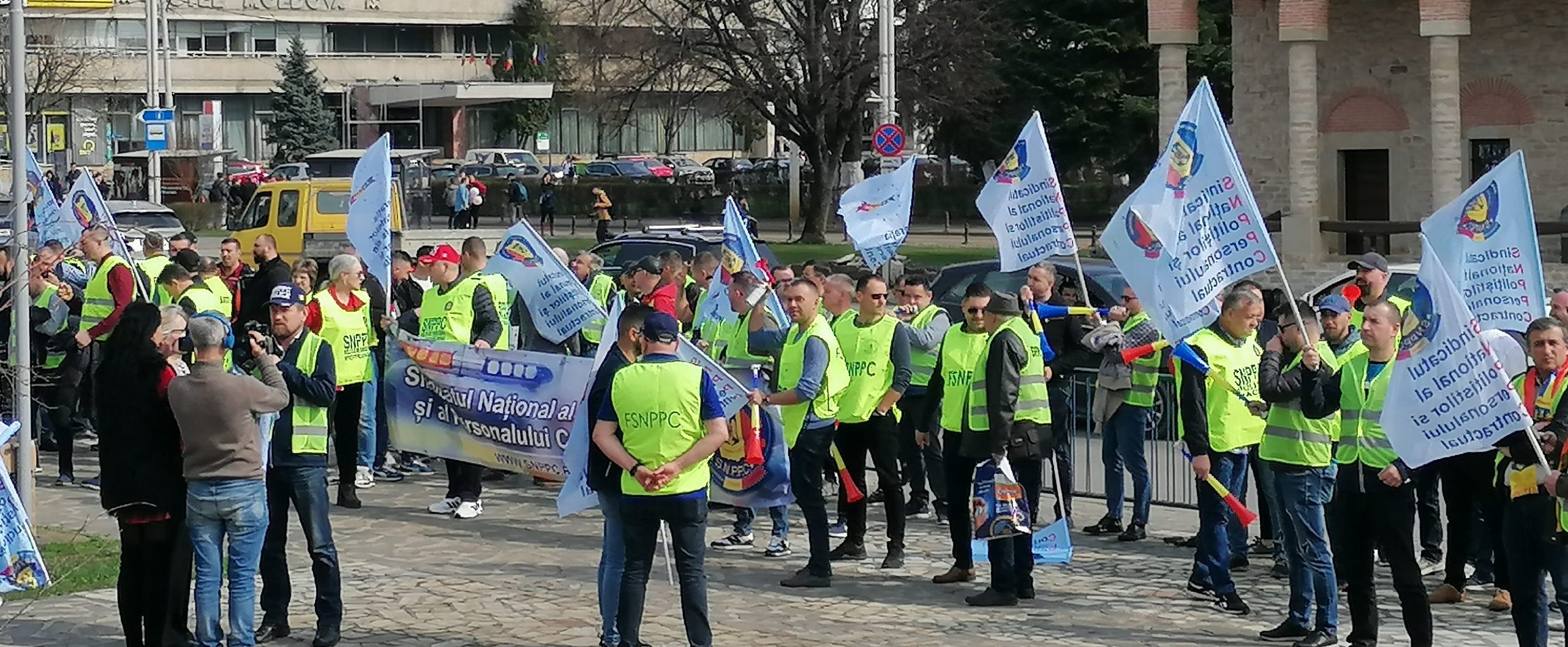 (AUDIO/FOTO) Iași: Aproximativ 300 de angajați ai Ministerului de Interne au protestat, astăzi, în fața Prefecturii