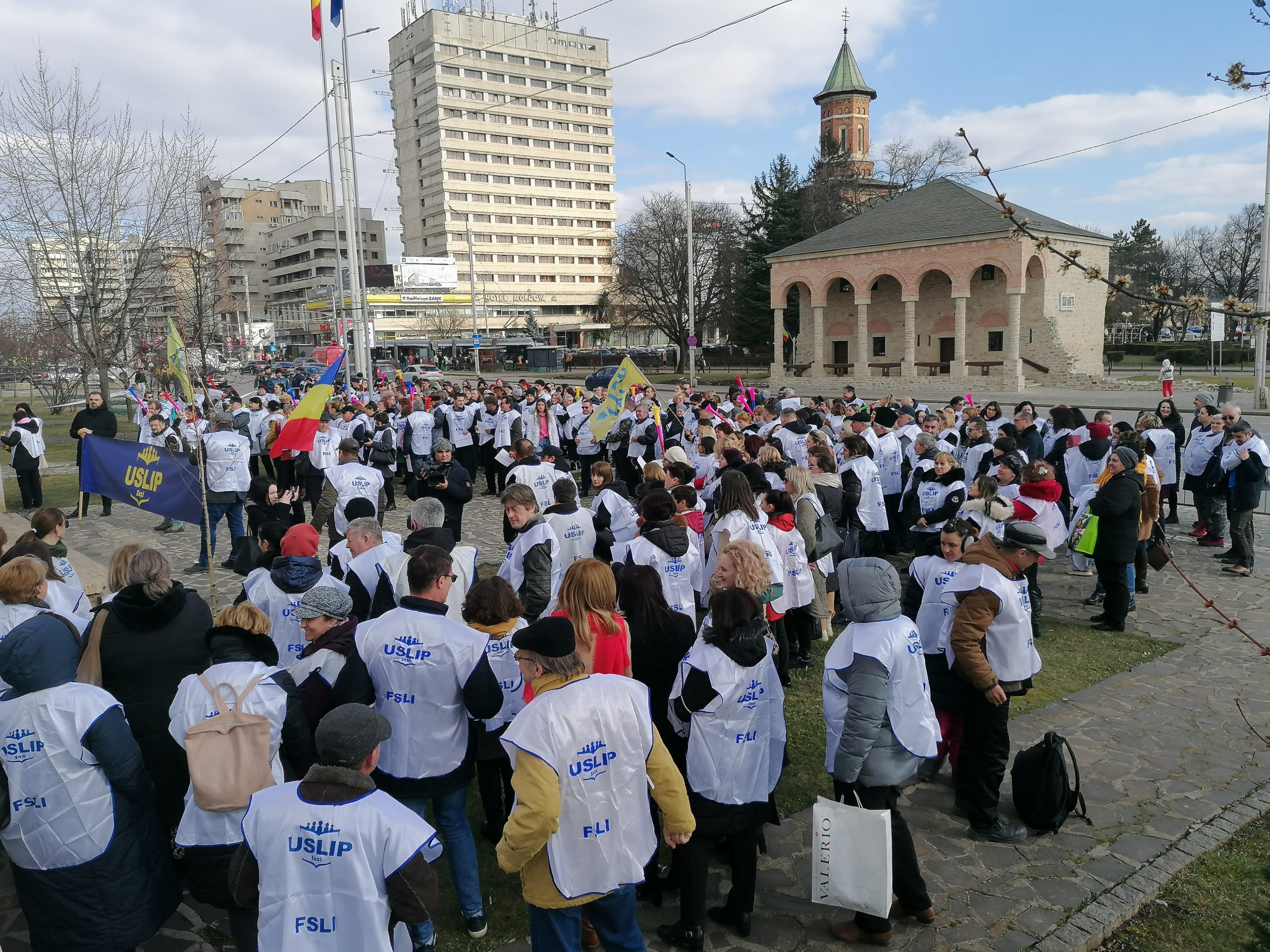 (AUDIO/FOTO) Protest al sindicaliştilor din învăţământ, în fața Prefecturii Iași