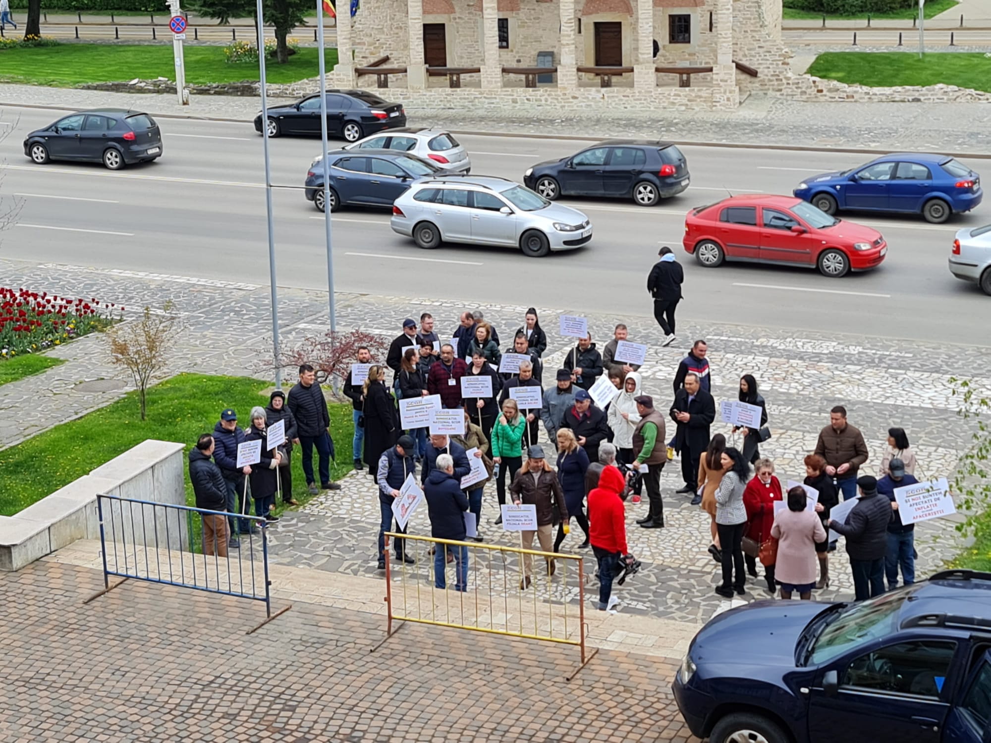 (FOTO) Protest în fața Prefecturii Iași