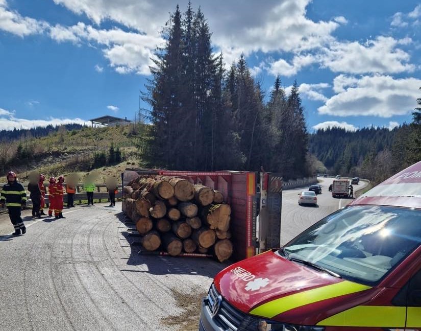 Suceava: Trafic blocat parţial pe DN17, după un autotren încarcat cu lemne s-a răsturnat în Pasul Mestecăniş