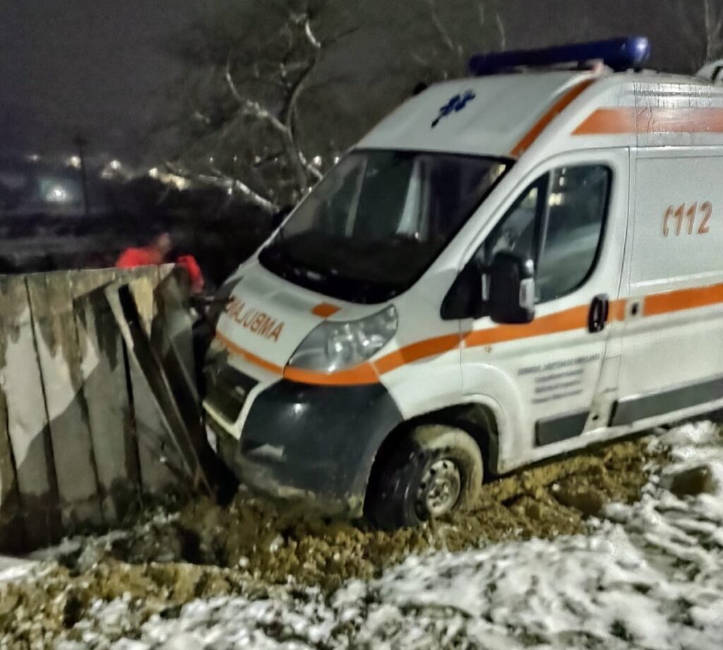 (AUDIO/FOTO) VASLUI: O ambulanță a derapat pe o porțiune de drum cu zăpadă