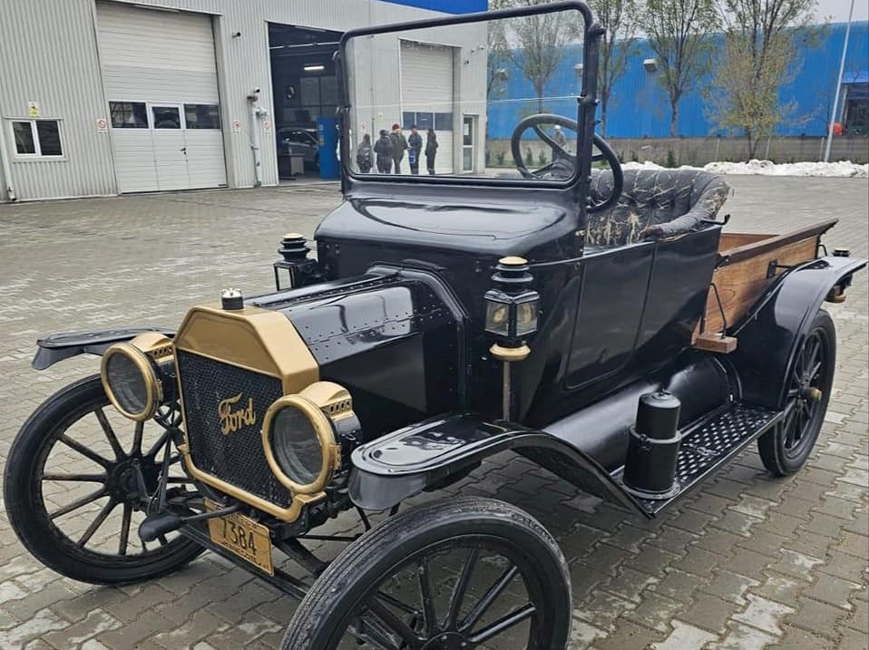 (FOTO) Iaşi: Un Ford T din 1914, adus la RAR, impresionează prin frumuseţe şi starea foarte bună de funcţionare