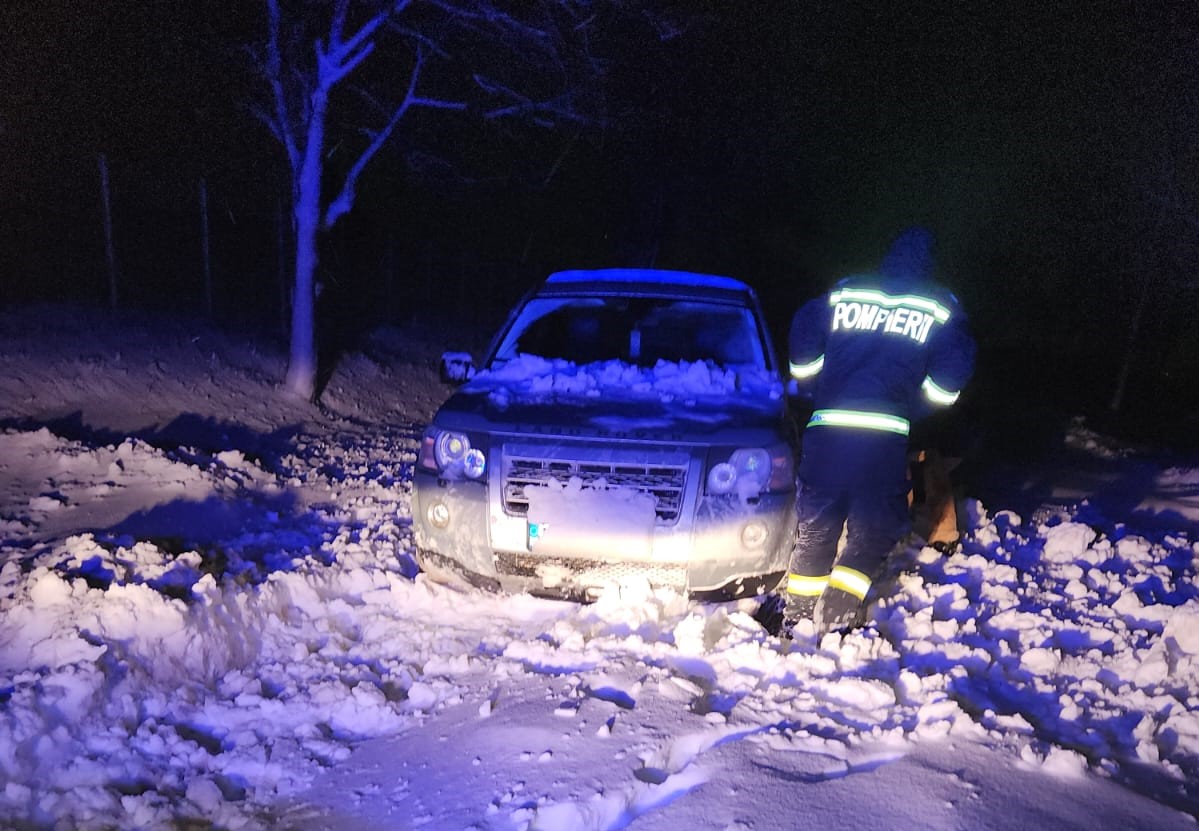 (FOTO/AUDIO) Iași: Aproximativ 20 de autovehicule, blocate în zăpadă în ultimele 24 de ore, în localitatea Mogoșești-Siret