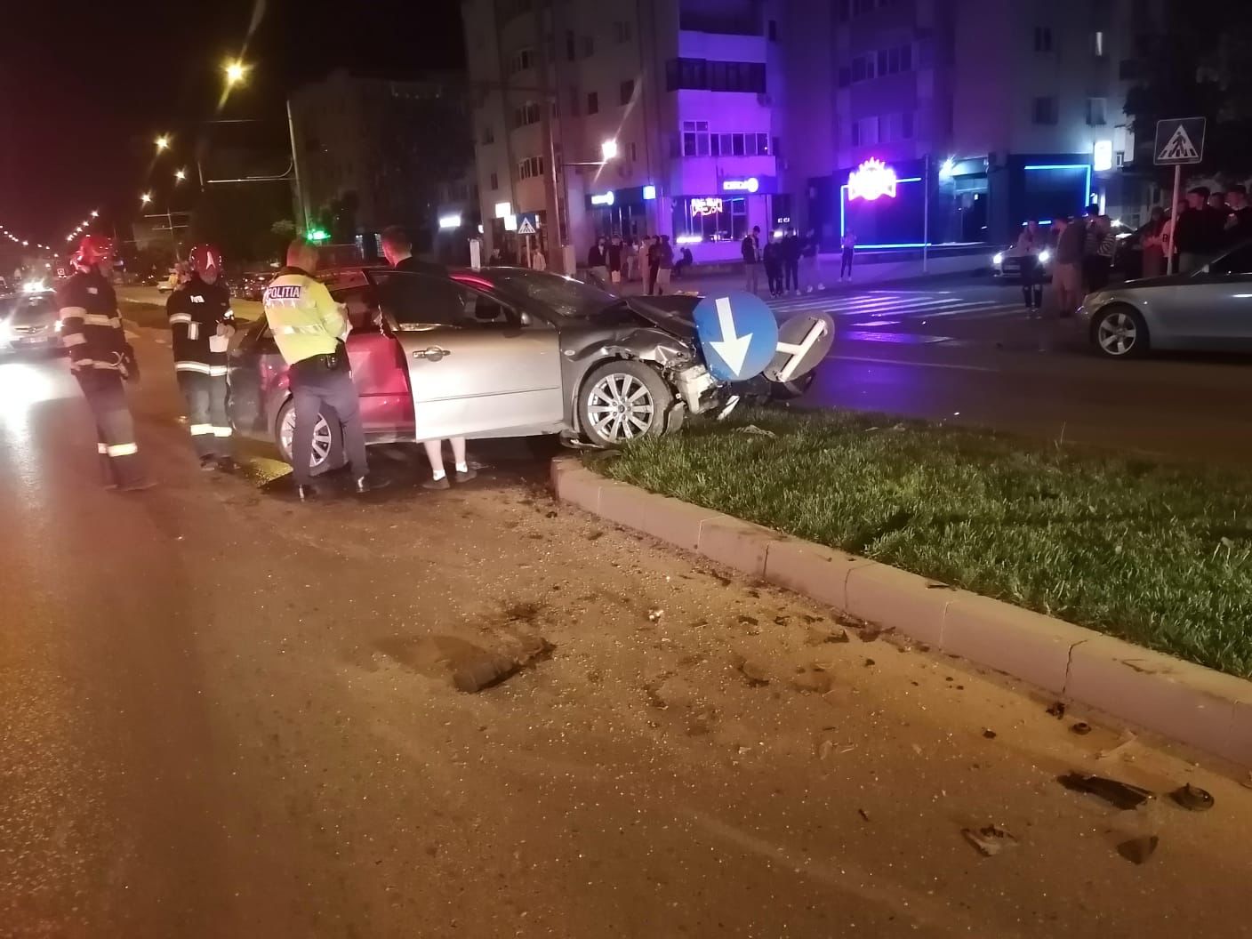 (FOTO) Patru tineri au fost transportaţi la spital, în urma unui accident produs în municipiul Vaslui