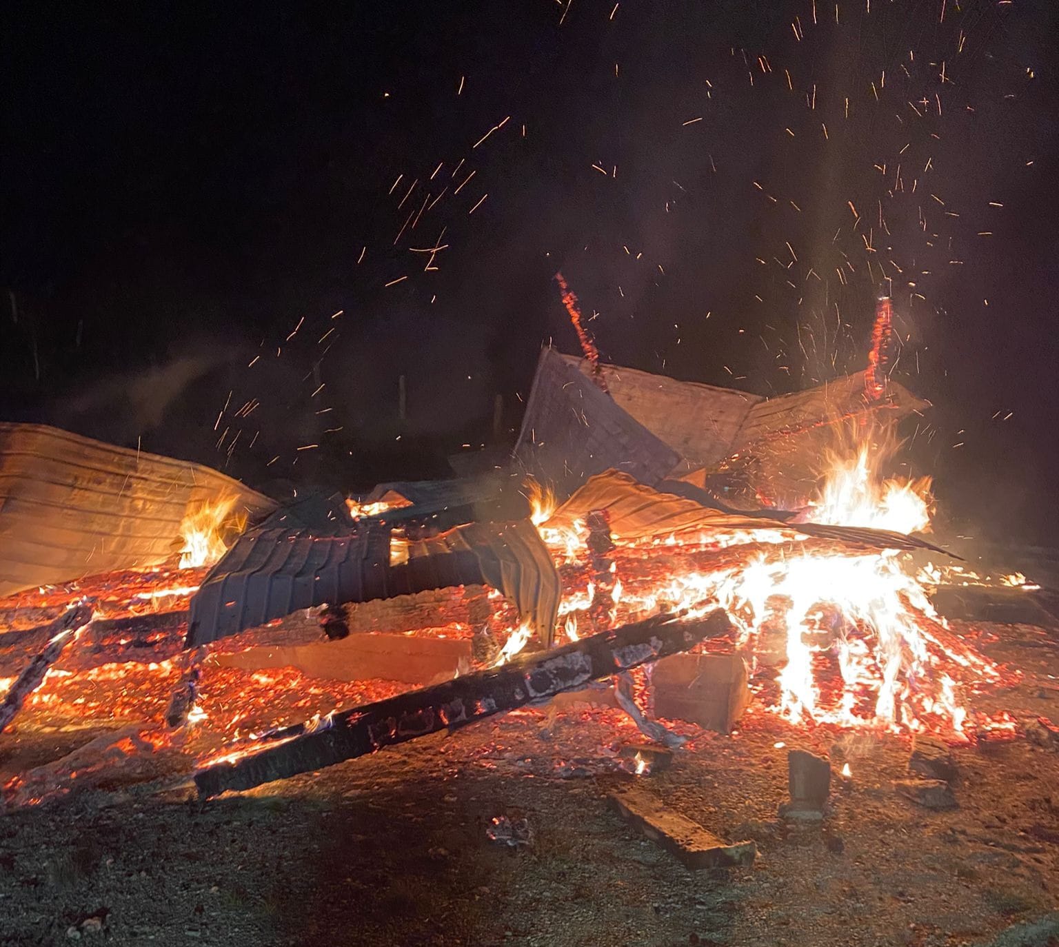 (FOTO) Neamţ: O cabană din localitatea Cut a fost incendiată intenţionat