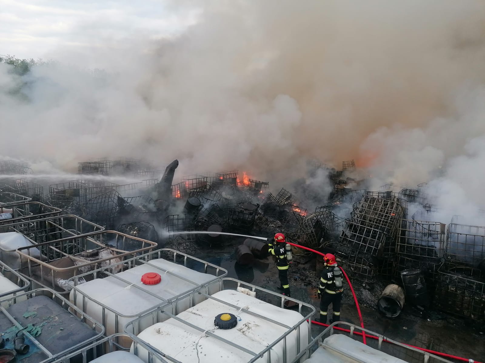 (FOTO) Neamţ: Incendiu puternic la un depozit de deşeuri de pe fosta platformă Săvineşti