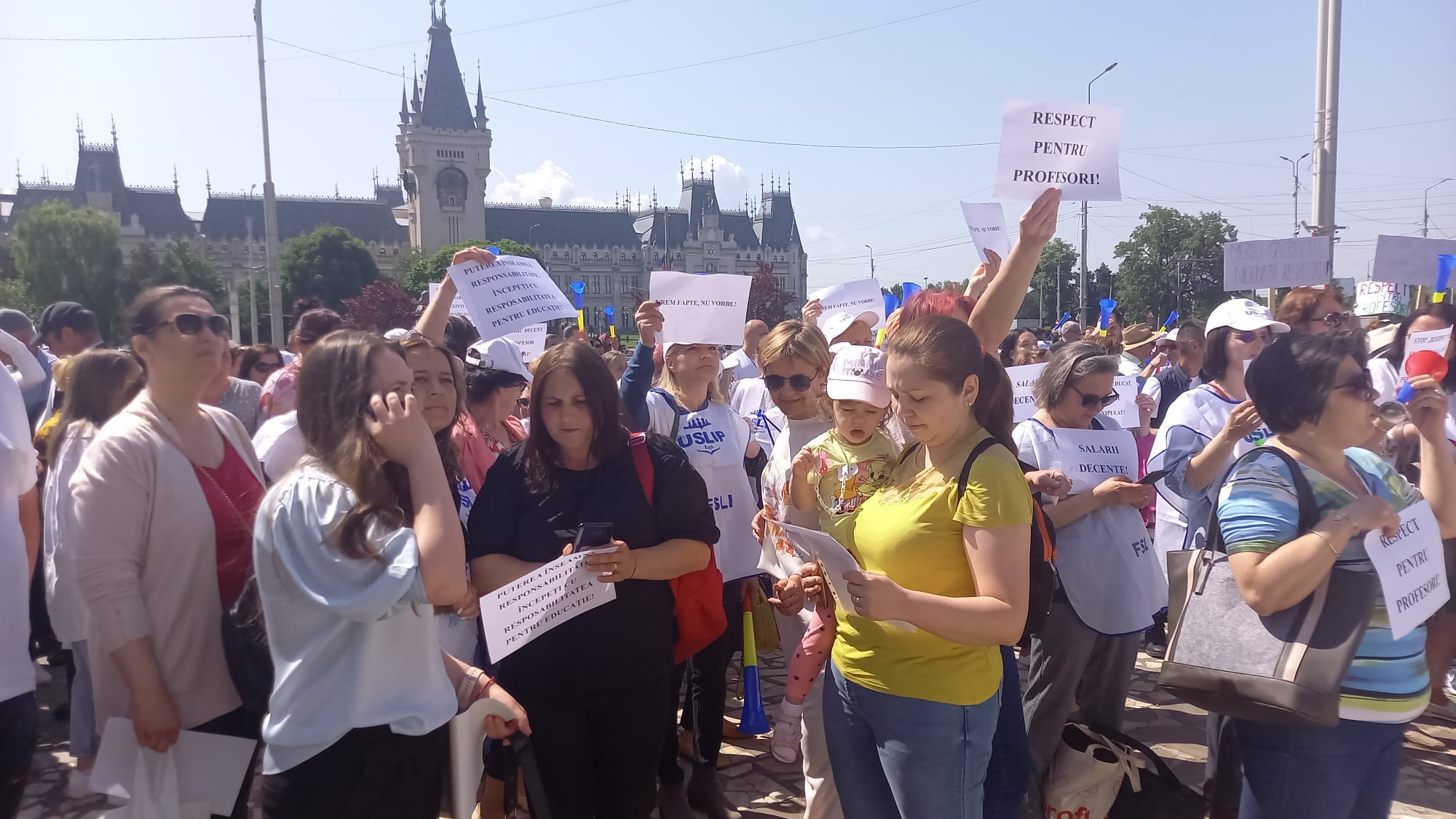 (AUDIO) Greva din Educaţie: Mii de cadre didactice protestează în fața Prefecturii Iași