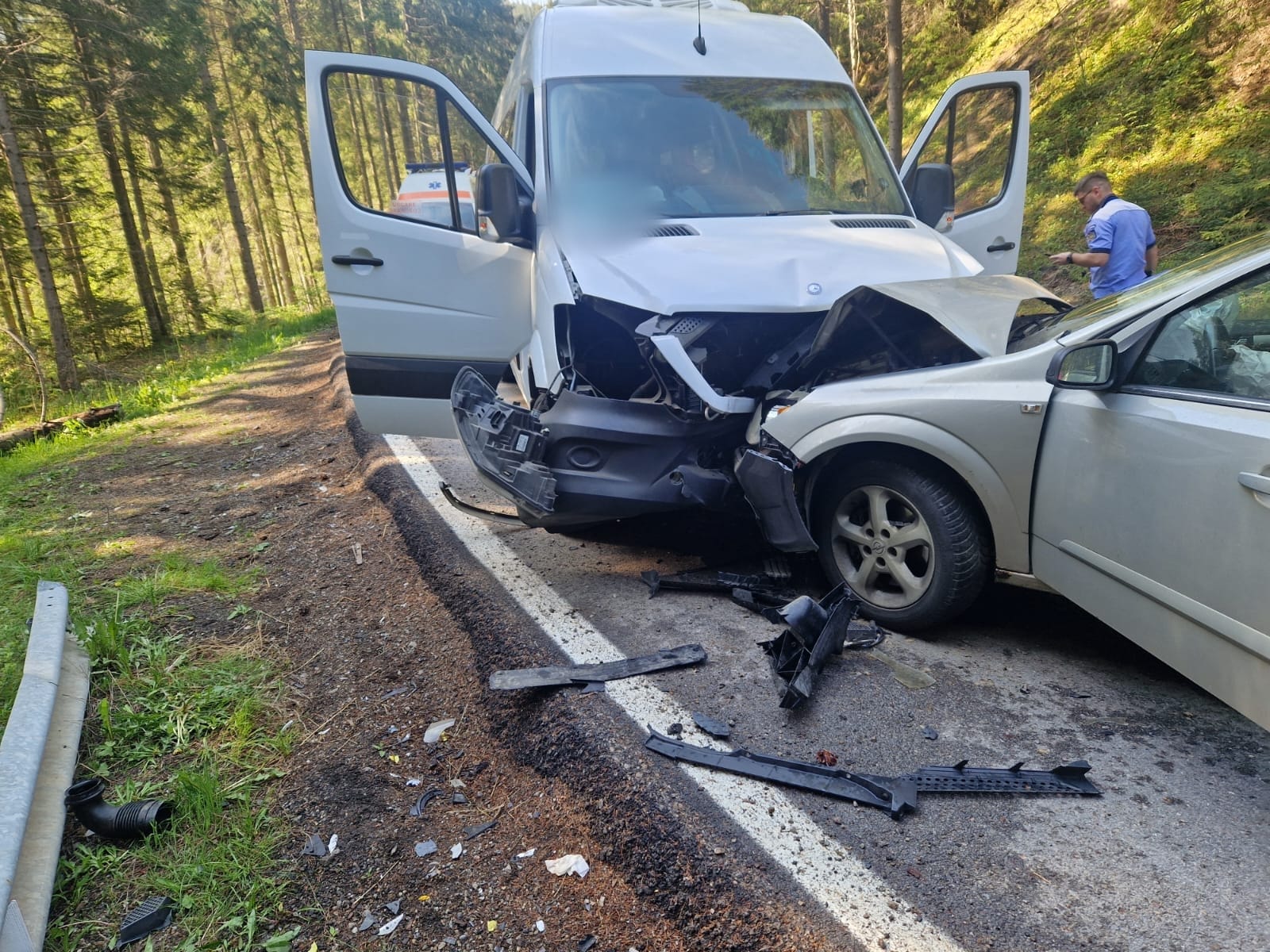 (FOTO) Suceava: Accident rutier pe raza localității Sadova, între un microbuz de transport copii și un autoturism