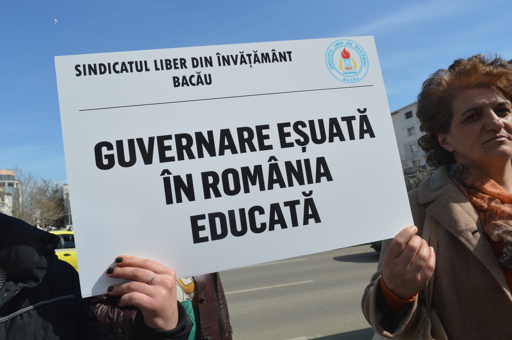 (AUDIO) Cadrele didactice din Bacău au pichetat, astăzi, Prefectura