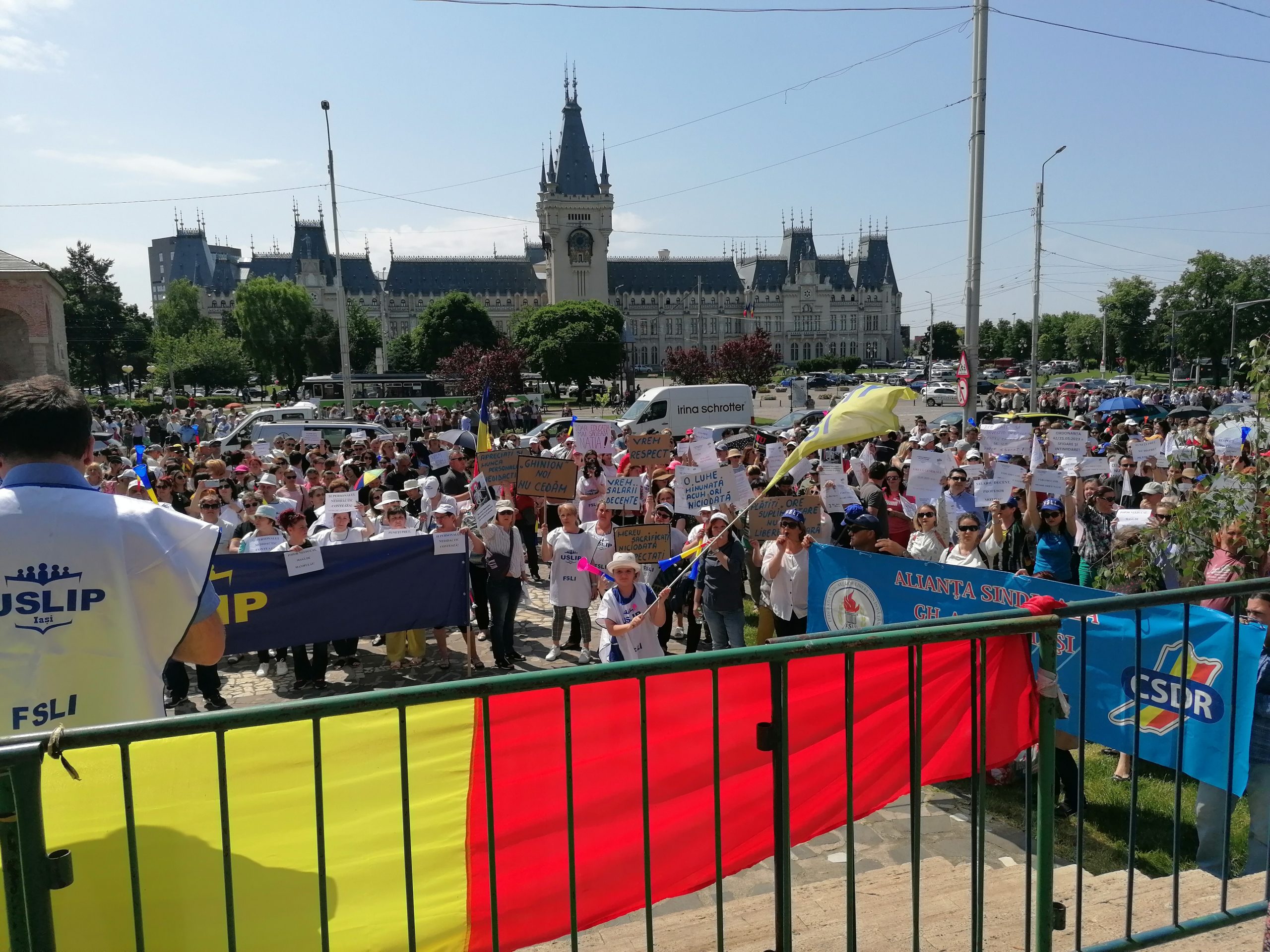 (AUDIO/FOTO/VIDEO) Manifestaţii de protest ale angajaţilor din învăţământ în mai multe oraşe din ţară