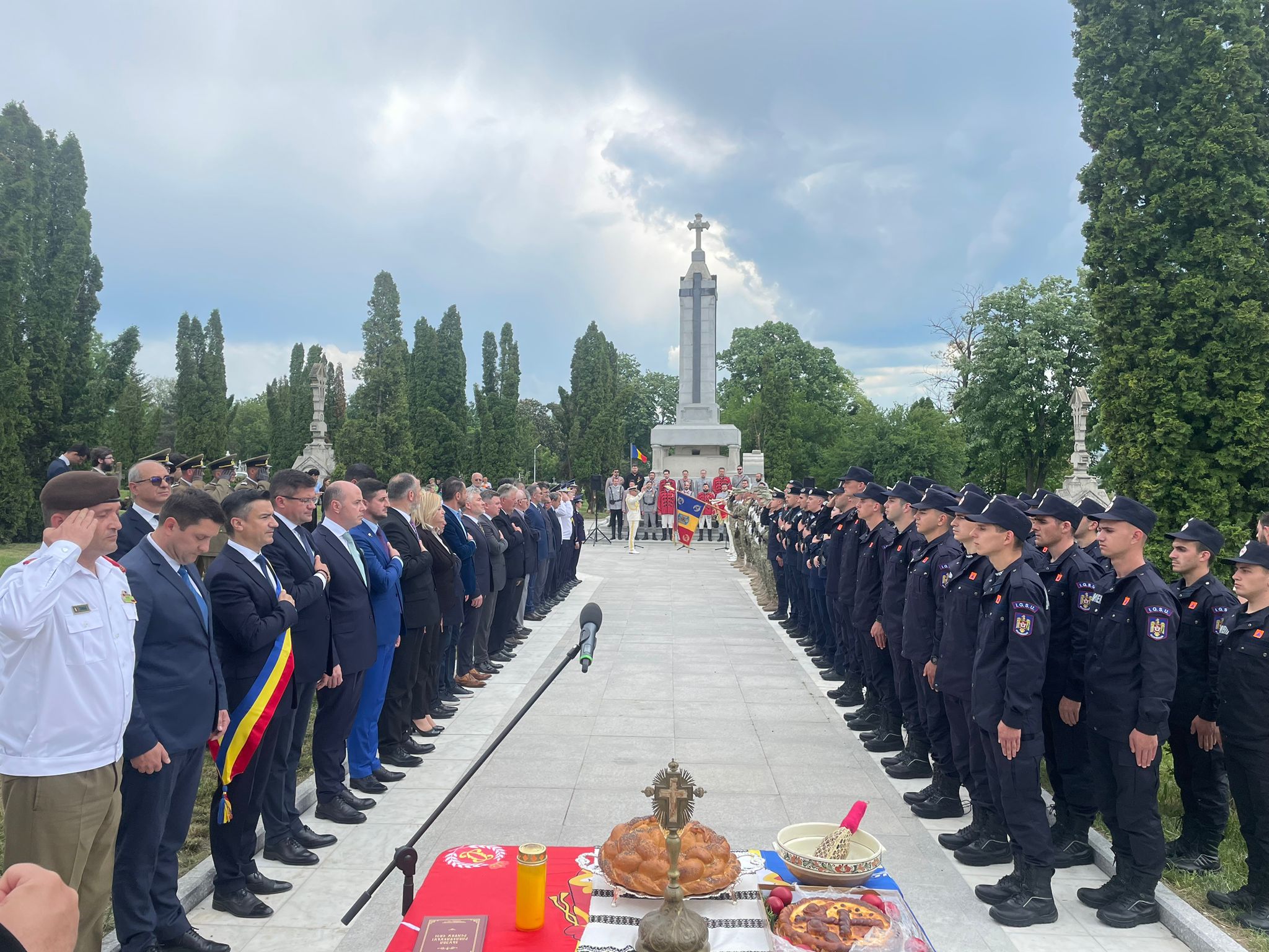 (AUDIO/FOTO/VIDEO) Ceremonii militare și religioase au marcat, astăzi, Ziua Eroilor