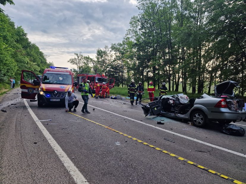 (FOTO) Suceava: Grav accident în localitatea Ilișești, între un autotren și un autoturism