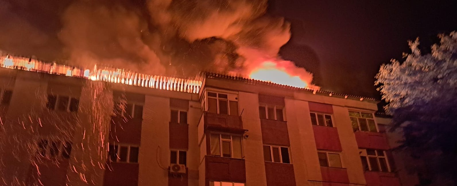 (AUDIO/ VIDEO) Vaslui: Incendiu violent la un bloc din Bârlad