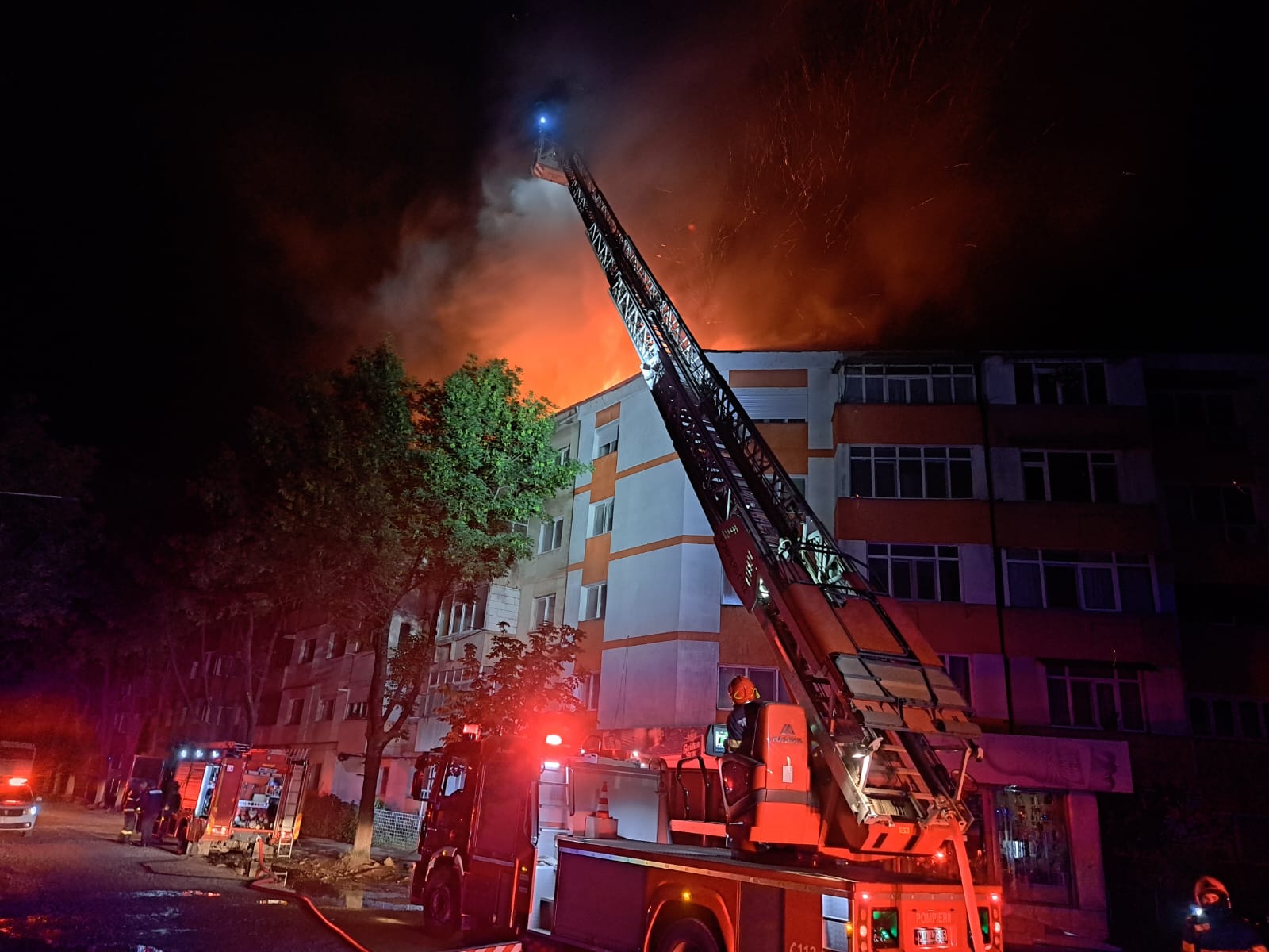 Vaslui: O improvizaţie la instalaţia electrică a produs incendiul izbucnit la un bloc din municipiul Bârlad