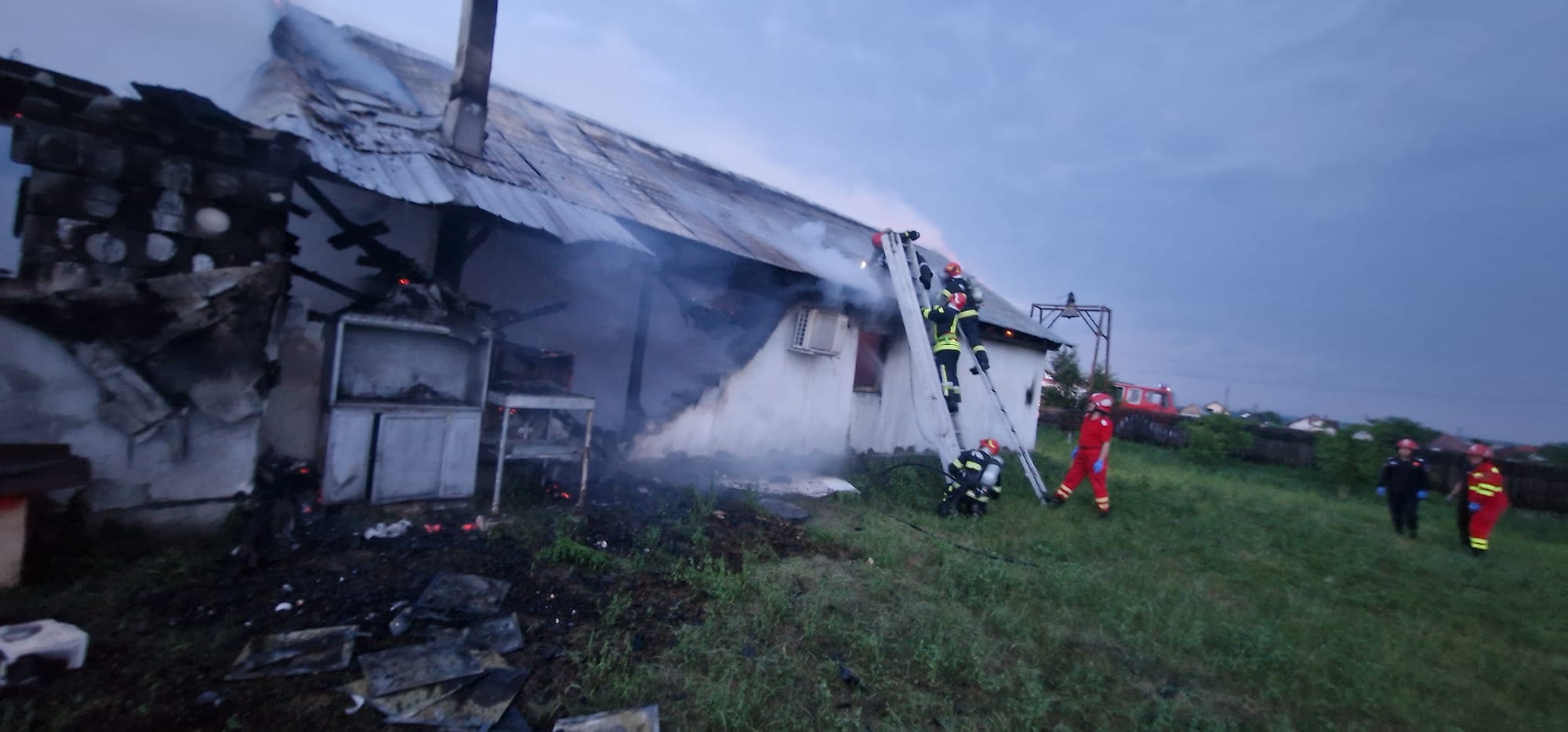 Neamţ: Schitul Bociuleşti din Podoleni a fost distrus de un incendiu după ce a fost lovit de trăsnet