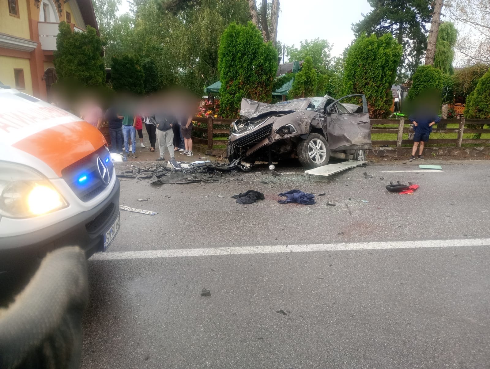 (FOTO) Suceava: 12 persoane, transportate la spital în urma accidentului de la Drăguşeni