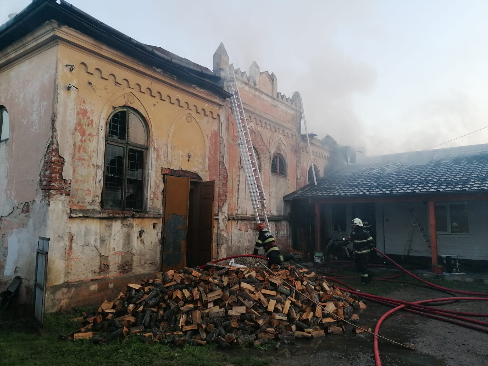 (FOTO) Incendiu în municipiul Rădăuți