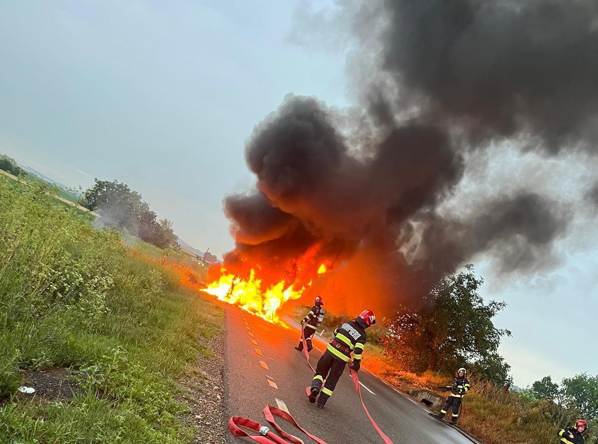 (FOTO) Misiune pentru stingerea unui incendiu produs la un autobuz în comuna Dulcești, jud. Neamț