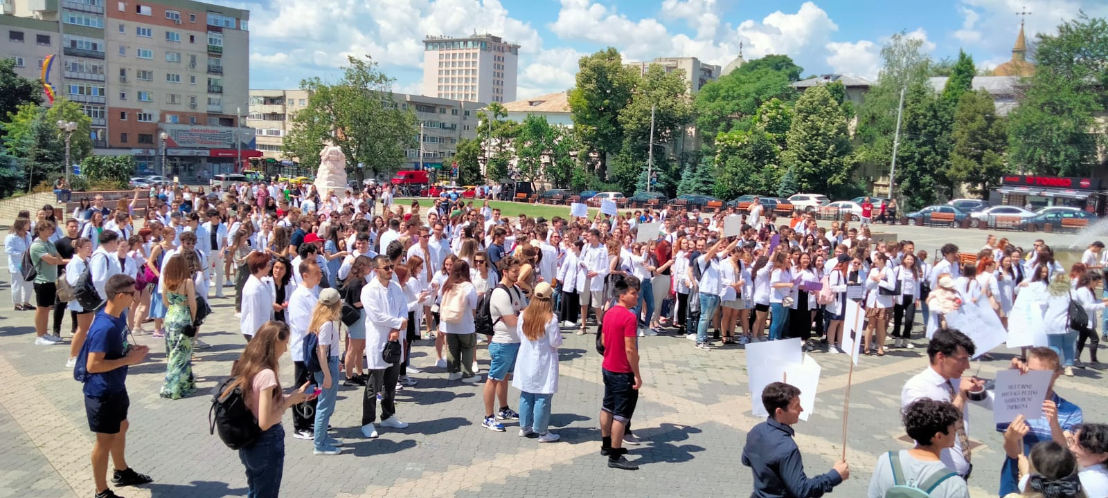 (FOTO/AUDIO) Iaşi: Sute de studenţi au protestat în faţa Universităţii de Medicină şi Farmacie ‘Gr. T. Popa’