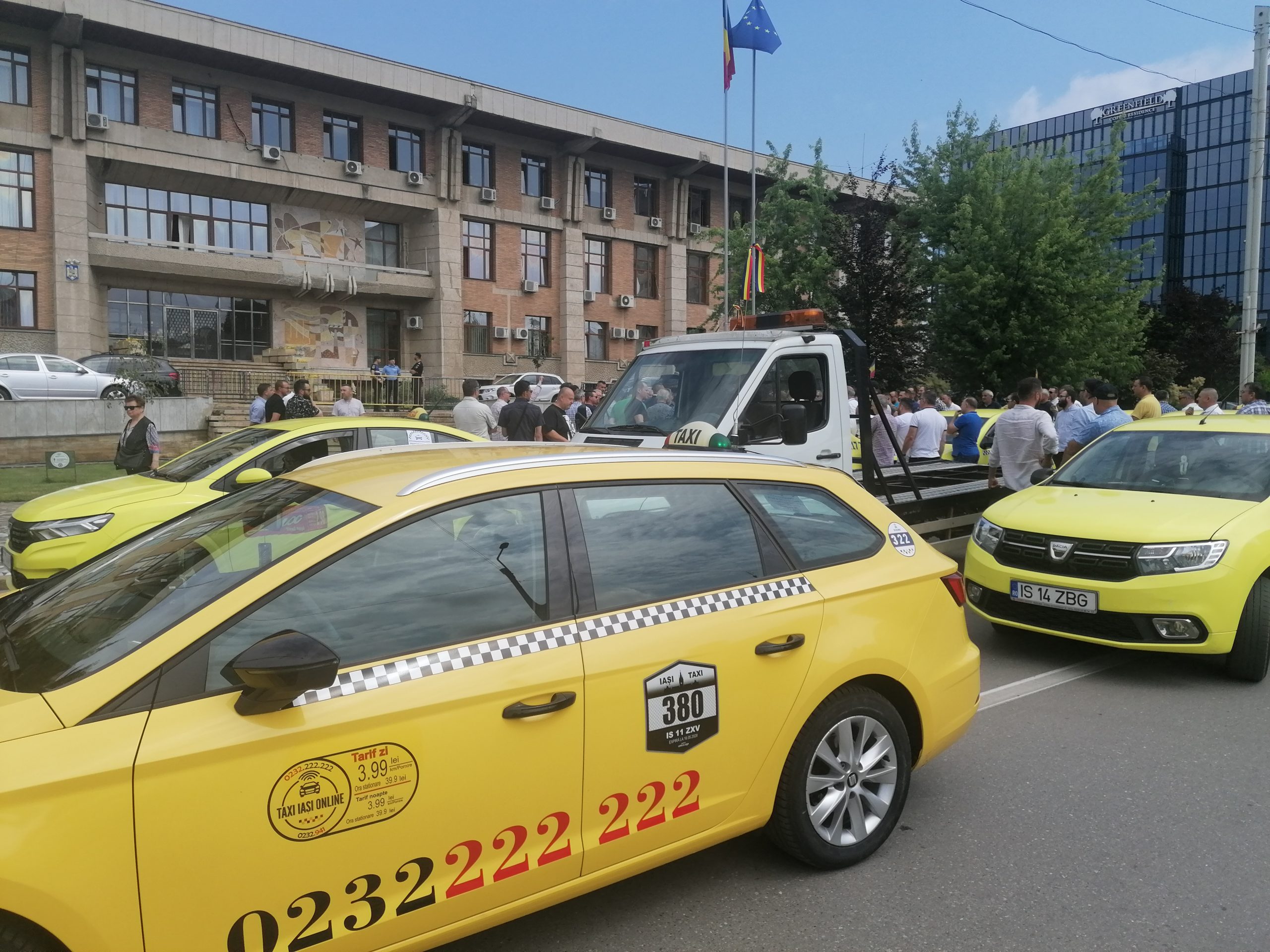 Taximetriştii au fost invitaţi la guvern pentru discuţii