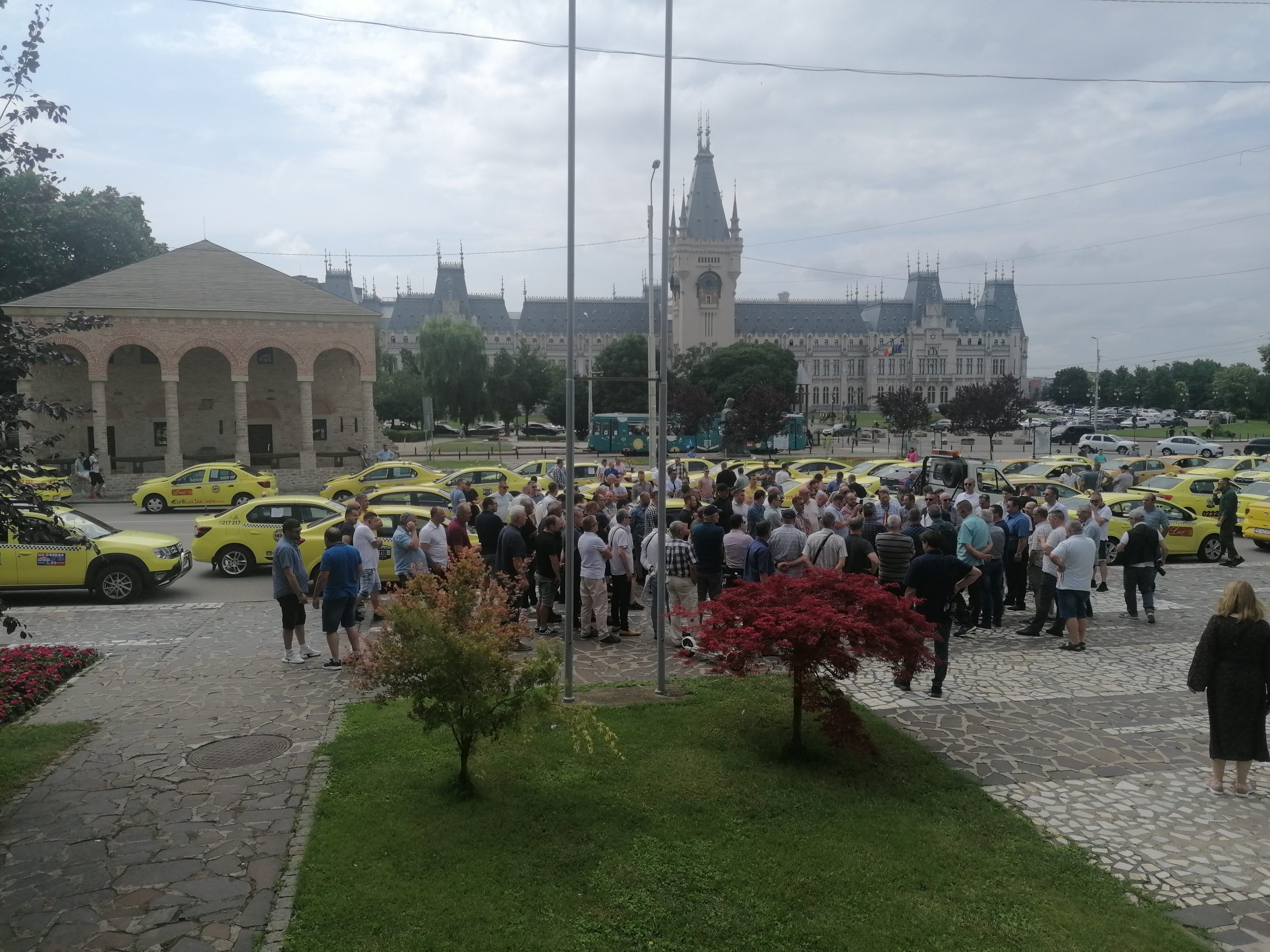 Protest spontan al taximetriștilor în fața Prefecturii Iași